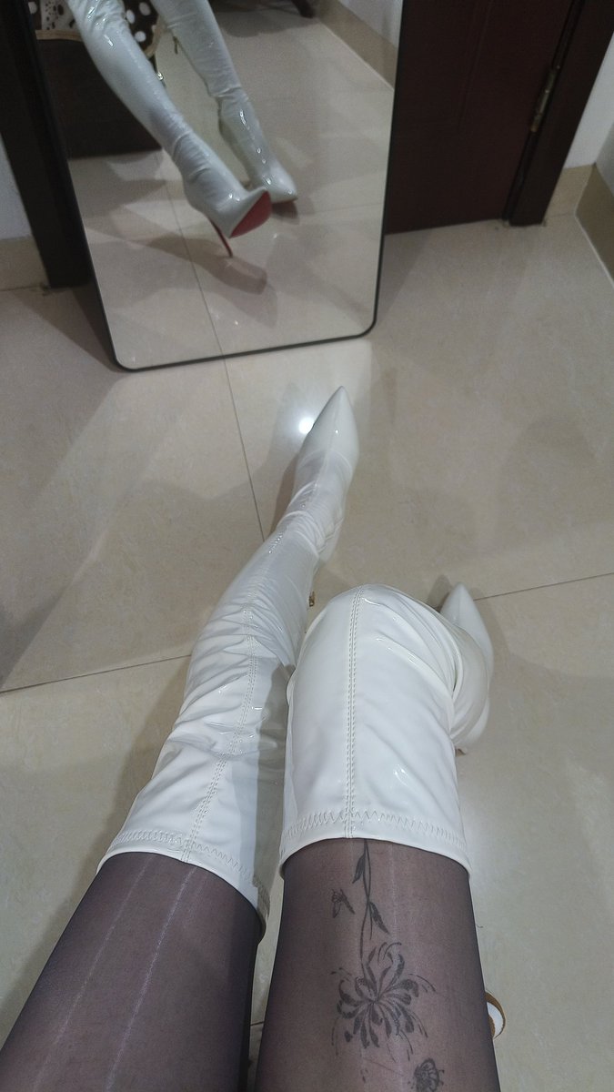 VCthink's tweet photo. #黑丝 #长靴 😩 https://t.co/LePEd5gjaD
