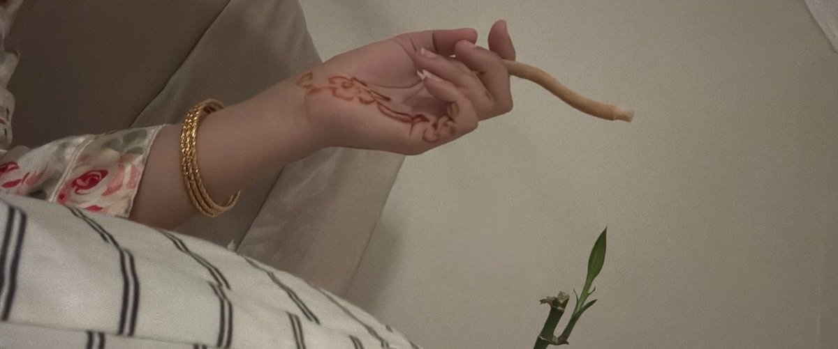 صايم و أشوفك 
شايل بيّدك مسواك 
وأنت الحلا . . بين الثنايا يقطر 

ابسألك يـ جامع الزين بشفاك 
لـو أخذ المسواك بعدك يِفطر ؟