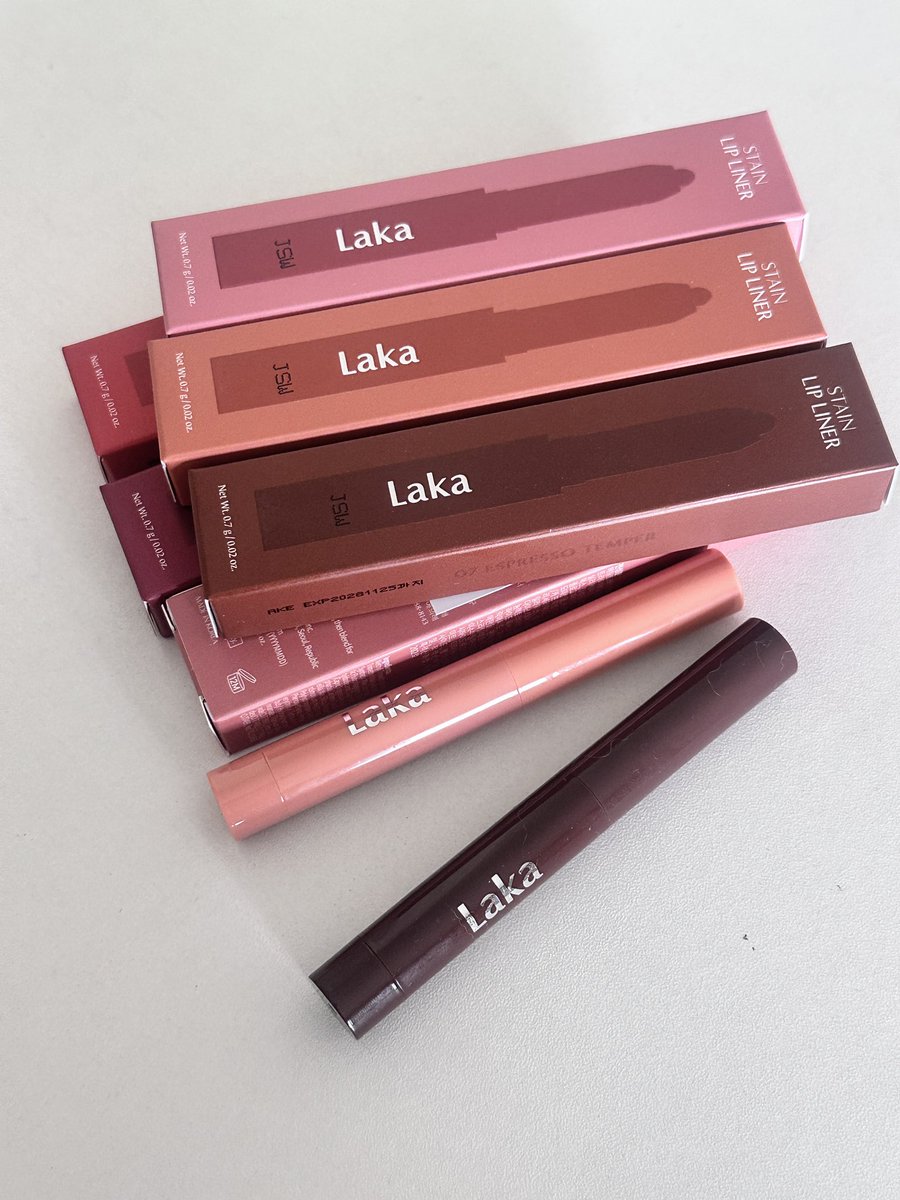 Laka ออก lip liner มาใหม่เดี๋ยวมาลงสวอชให้ดูทุกสีเลย เท่าที่ใช้มาสองสามวันเนื้อดี พอแห้งแล้วชีเกาะปากแบบไม่เคลื่อน สีสนุก มีความหลากหลาย สายฝอได้ สายเกาได้หมด