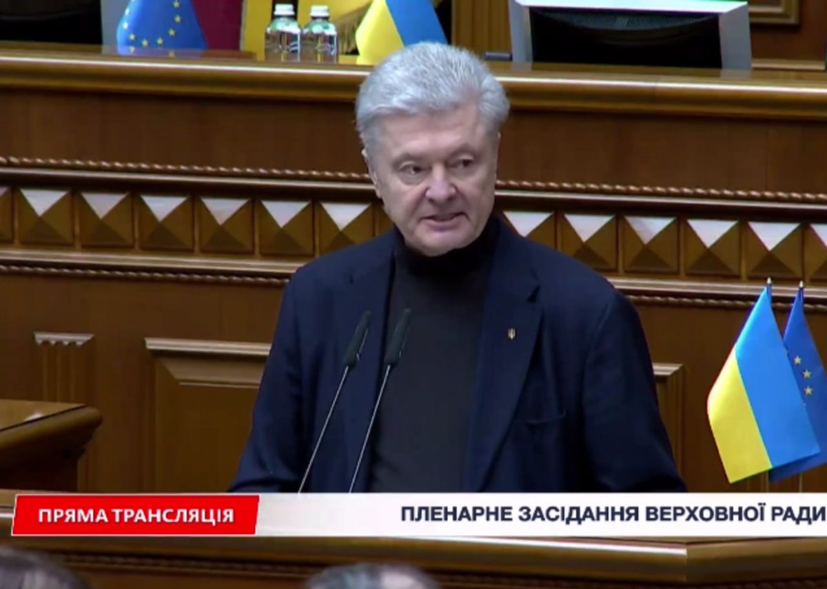 Сегодня с трибуны ВР Порошенко, при каденции которого из-за взрывов на складах Украина потеряла почти 40% запасов боеприпасов, требовал извинений за "неготовность к войне"
Само собой появляются встречные вопросы:когда можно будет услышать извинения за стертые в пыль арсеналы, за