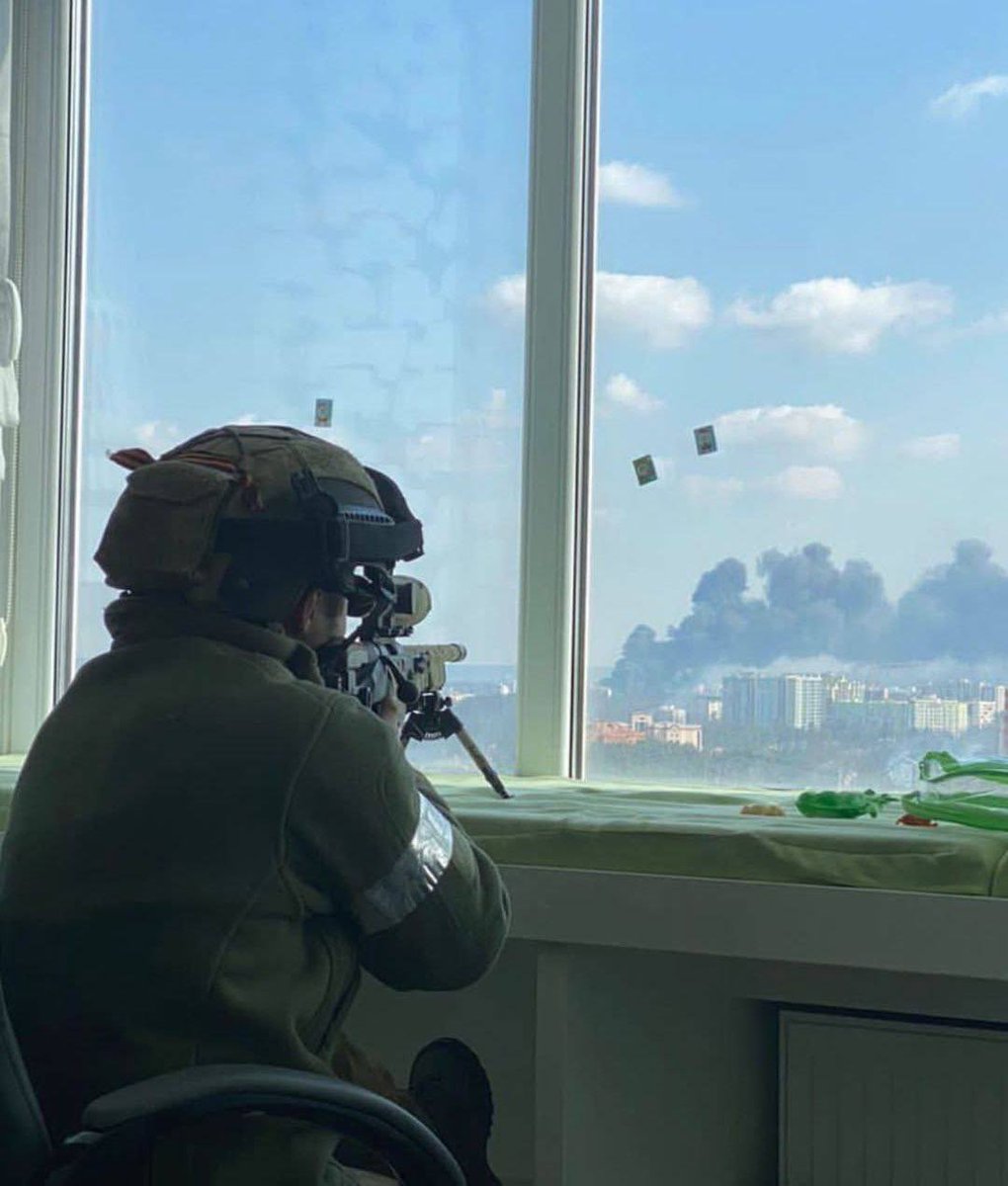 Maks_NAFO_FELLA's tweet photo. ‼️ Archive: Russian sniper examines the outskirts of Kyiv in the settlement of Irpin, early March 2022. https://t.co/I114VxnqfM
