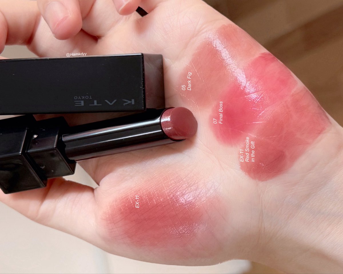 เลิป kate monster สีลิมิเต็ด ex11 ที่ทาคือ สวยแบบบร้าาาา สวยม้ากกกกก สีนี้ mlbb แดงตุ่นๆ เนื้อเป็นฟิลม์บาง ให้ฉ่ำแบบพอดี แต่ติดทนไม่หลุดง่าย ถ้าทาเลเยอร์เดียวธรรมชาติมาก ส๊วยยย