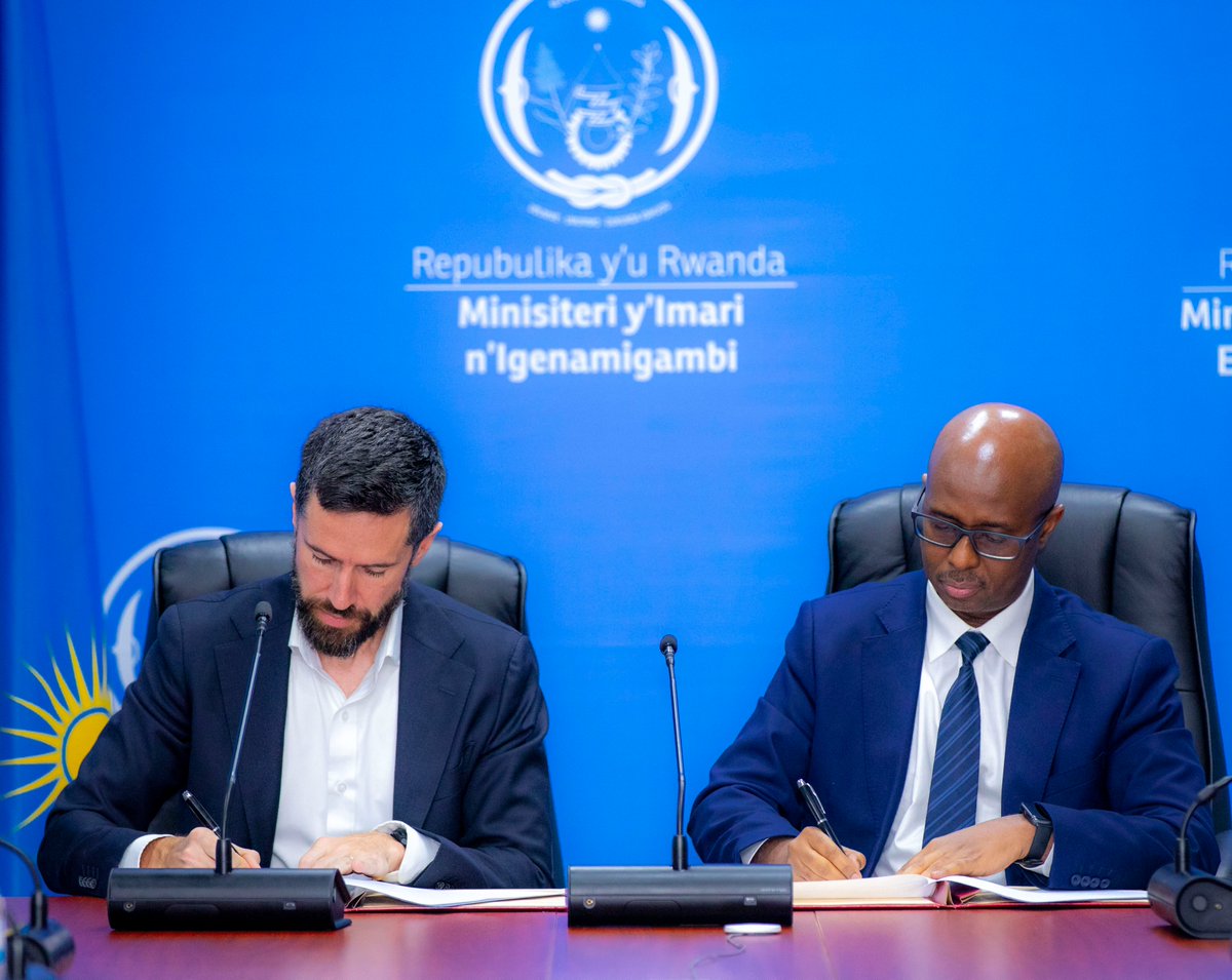 RwandaFinance's tweet photo. The Government of #Rwanda and @GiveDirectlyRw  today signed the Poverty Acceleration Co-Financing Basket Fund Framework Agreement.
This five-year strategic partnership establishes a Basket Fund designed to accelerate poverty reduction through district-level and cash-based graduation investments.
The partnership aims to mobilize over $150 Million over five years to drive a 25% reduction in poverty across the 5 districts with the highest rates, in alignment with #NST2. @GiveDirectly  @NickAllardice
