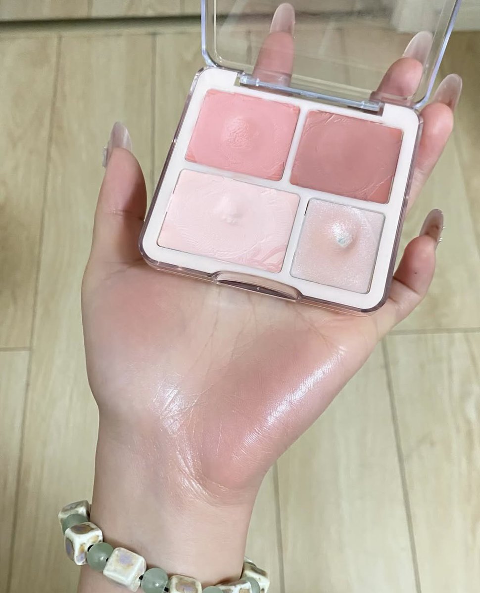 kalo ini versi palettenya… lengkap banget, dari pink soft sampe shimmer beningnya ada semua. tinggal tap dikit, pipi langsung auto fresh &amp; glowing kayak habis mandi.

— blush shade 02
s.shopee.co.id/60MOaPNHYi
— pallete shade 03
s.shopee.co.id/4VXanhS3WI
