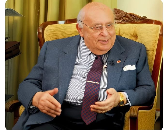 Demirel'den, özenle seçilmiş bir fıkra! Demirel'e ülkenin durumu hakkında ne düşündüğü sorulmuş....
Demirel de soruyu yönelten kişiye:
- "Bak sana bunu bir fıkrayla anlatayım da pazar neşesi olsun" demiş.
Demirel'in anlattığı fıkra şu:
Osmanlı döneminde yolsuzlukları ile ünlü