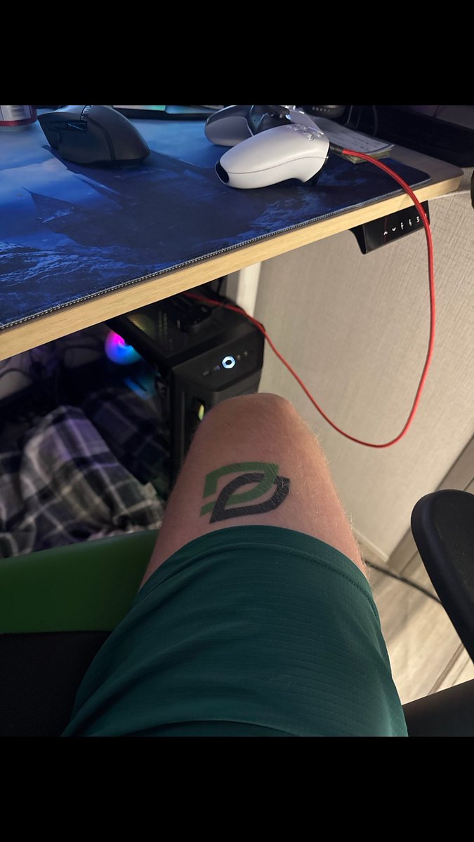 cjheller114's tweet photo. @Methodz @H3CZ @scump @Riley_Fowler13 @BoZe @DashySZN @Huke @Shotzzy 27th birthday at Major 3 and want nothing more than to get signatures on my tat for my artist to finish it. Please reach out! https://t.co/7qu3QKpL7Q