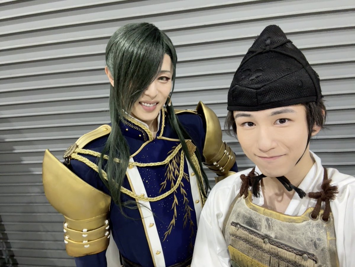 ミュージカル『#刀剣乱舞』
　〜静かなる夜半の寝ざめ〜

東京凱旋公演3日目ありがとうございました！！

本日は #にっかり青江 役の新木さんと！！
舞台上で目が合うときも、すれ違ったときもにっかりと笑いかけてくれます☺️
スピーディーな殺陣がかっこいいです⚔️

残り7公演。

#刀ミュ
#しずよわ