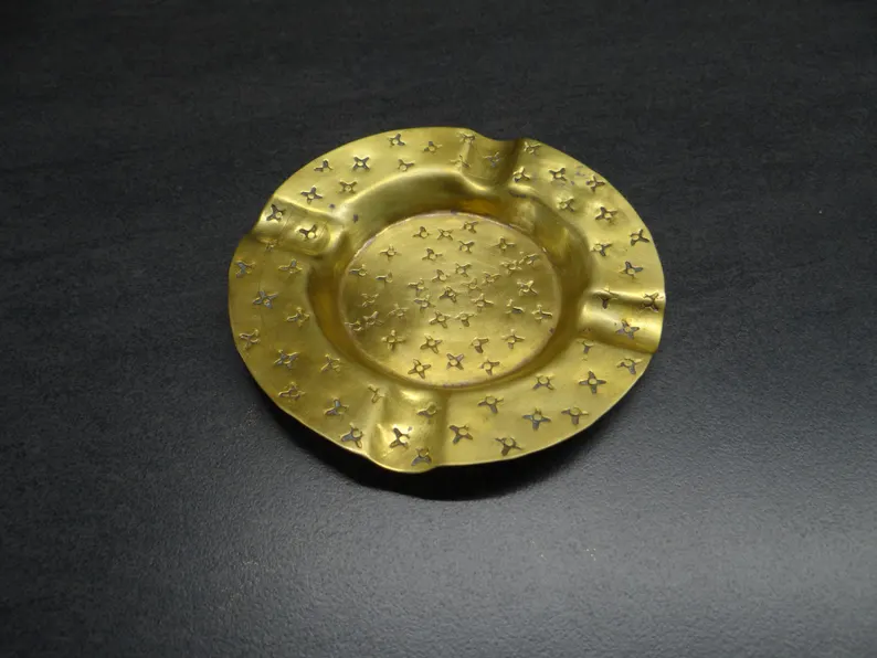 elementsdeco's tweet image. Gorgeous 1970s vintage brass ashtray with star etching 
Perfect trinket dish, catchall, jewelry bowl or boho-mid-century decor. 5.1" of retro brass magic!
etsy.com/listing/186831…
#VintageDecor #MidCenturyModern #BrassDecor #BohoHome #EtsyFinds #wiseshopper