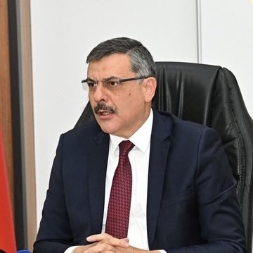 Adanalılar geçtiğimiz günlerde cezaevinden çıkan belediye başkanları <a href="/ZeydanKaralar01/">Zeydan Karalar</a> ‘ın göreve iadesini bekliyorlar. Bu konuda yeni içişleri bakanı  @miamustafacftci ‘nin göreve iadeyi gerçekleştireceğine inanıyorlar