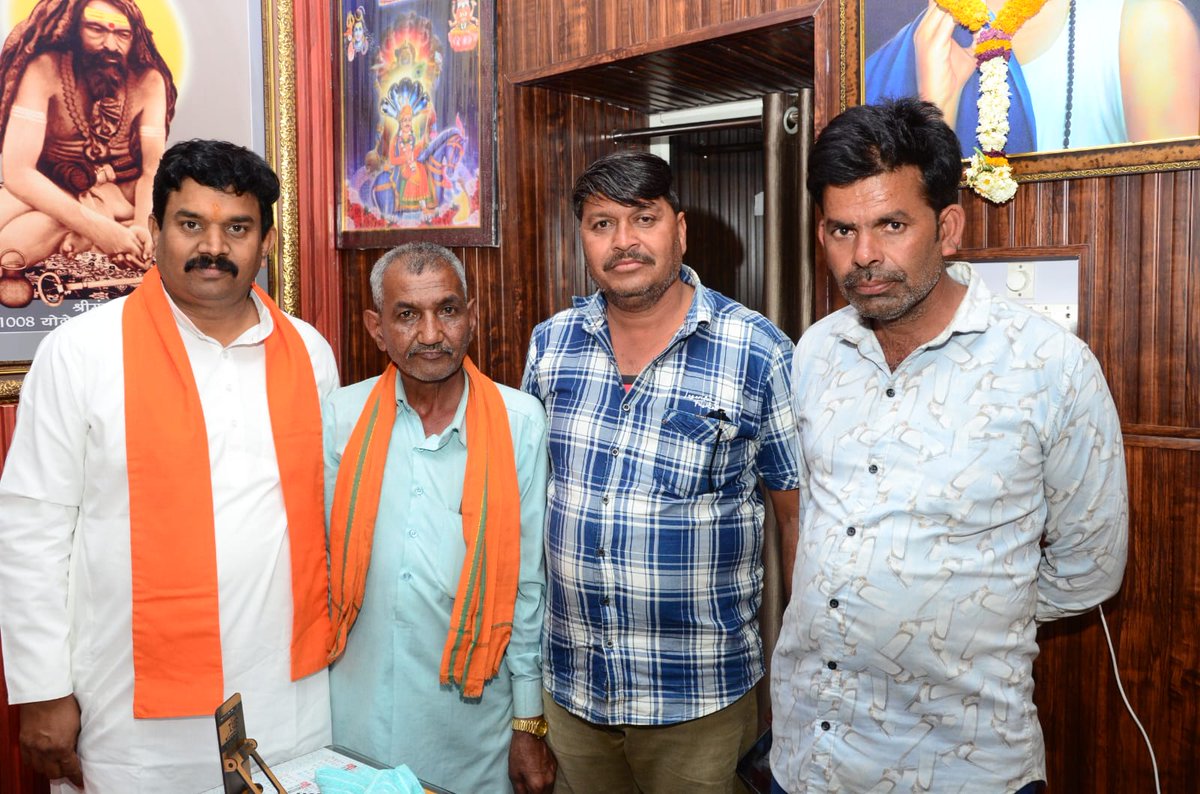 आज देवास स्थित कार्यालय पर सम्मानित कार्यकर्ताओ ने सौजन्य भेंट की ।