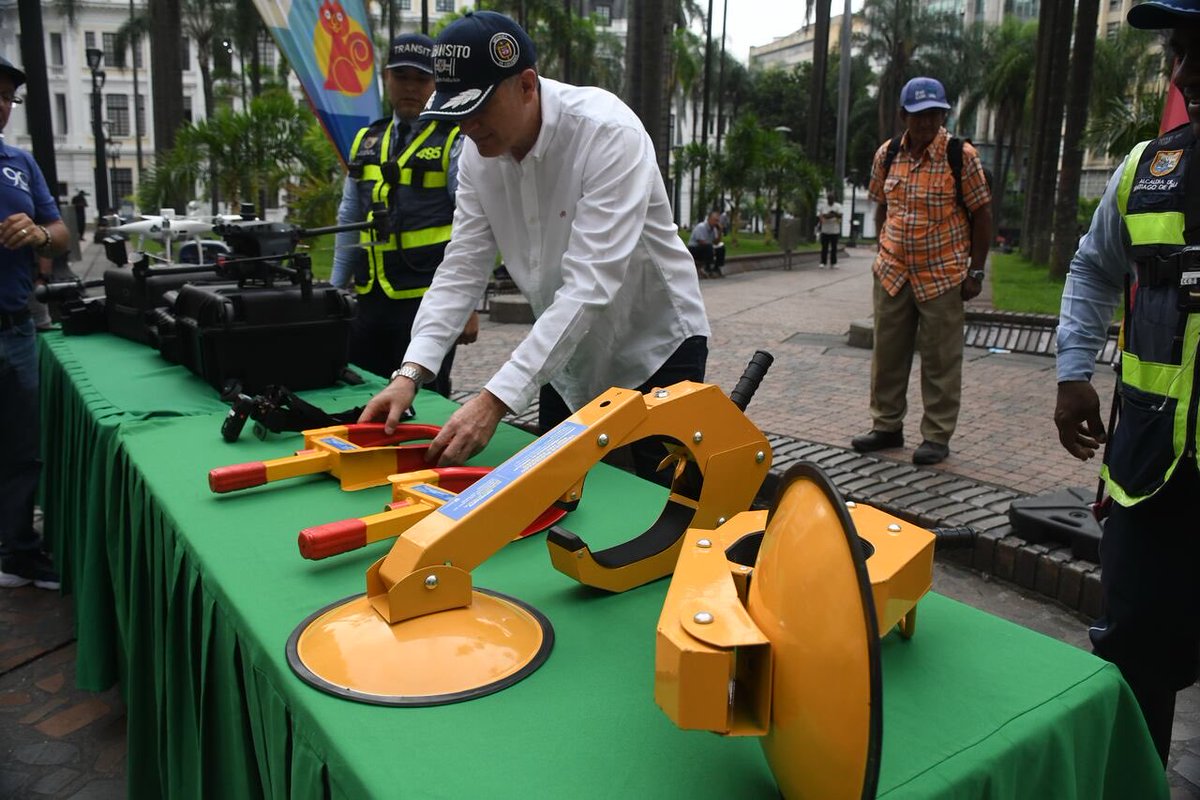 Oiga alcalde <a href="/alejoeder/">Alejandro Eder</a>, ¿dónde tiene la Secretaría de <a href="/MovilidadCali/">Secretaría de Movilidad de Cali</a> guardados los más de 80 cepos que se compraron para supuestamente utilizarlos en la ciudad?

¿En qué quedó esa medida? Al parecer, como lo advertimos desde el primer momento, todo fue una puesta en escena más: