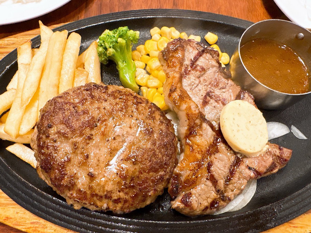 ハンバーグとステーキを同じプレートに乗せることを開発した方に圧倒的感謝😋