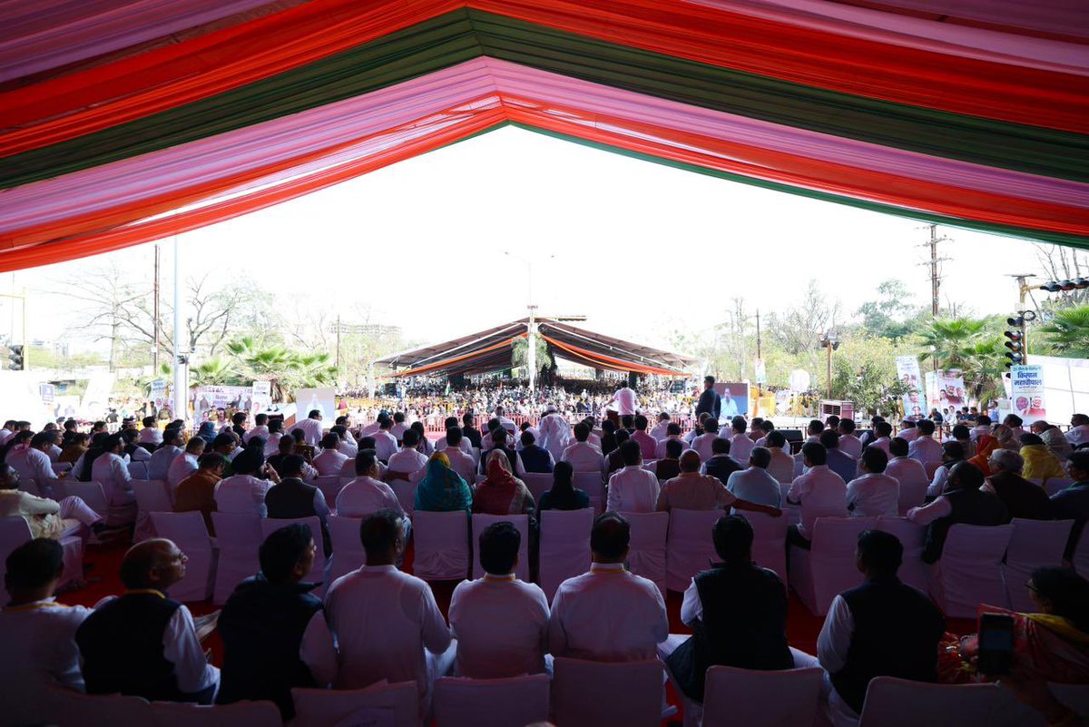 आज भोपाल की धरती पर अखिल भारतीय कांग्रेस कमेटी के आह्वान पर आयोजित किसान महा चौपाल ने यह स्पष्ट संदेश दे दिया कि देश का किसान, नौजवान और आम नागरिक अपने अधिकारों के लिए जाग चुका है।

हमारे ऊर्जावान राष्ट्रीय अध्यक्ष <a href="/kharge/">Mallikarjun Kharge</a> जी और लोकसभा में इंडिया की बुलंद आवाज, दूरदर्शी नेता