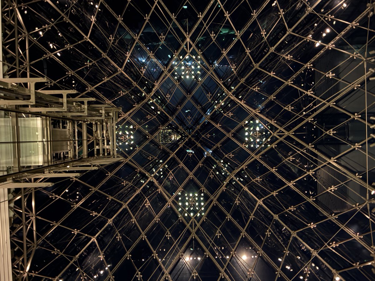 床の照明が反射した、星空みたいなガラスのピラミッドの天井の下、新曲