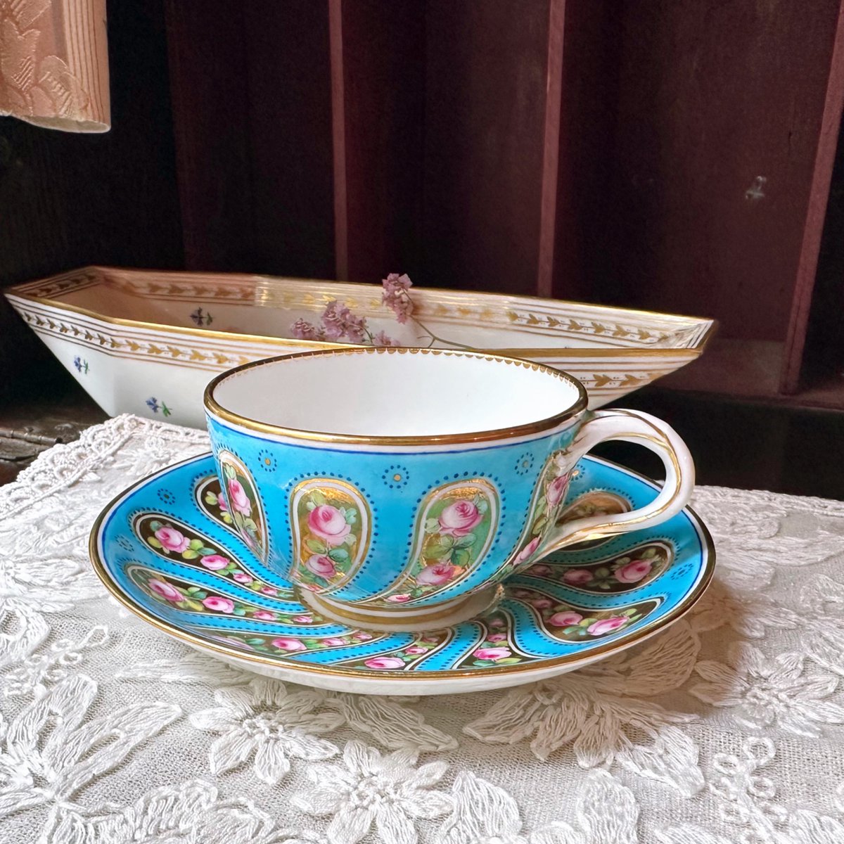 ミントンのお家芸 ブルーのガラス釉（ブルー・エナメル）のカップです