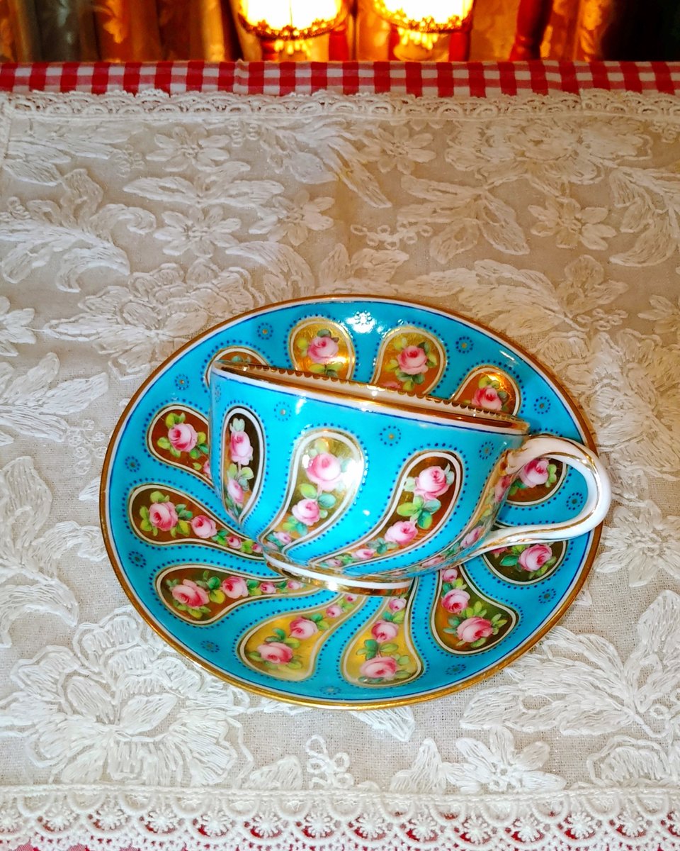 ミントンのお家芸 ブルーのガラス釉（ブルー・エナメル）のカップです