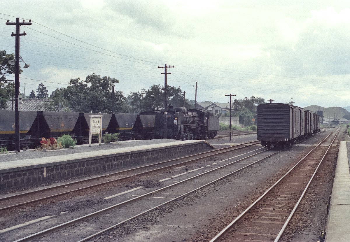 香春駅のスナップ 転車台で方転したD51が 単機でセメント工場に向かい
