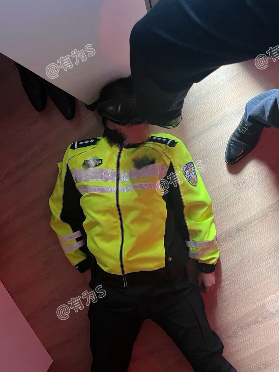 我看你还能怎么反抗 #警犬 #皮鞋 #黑袜