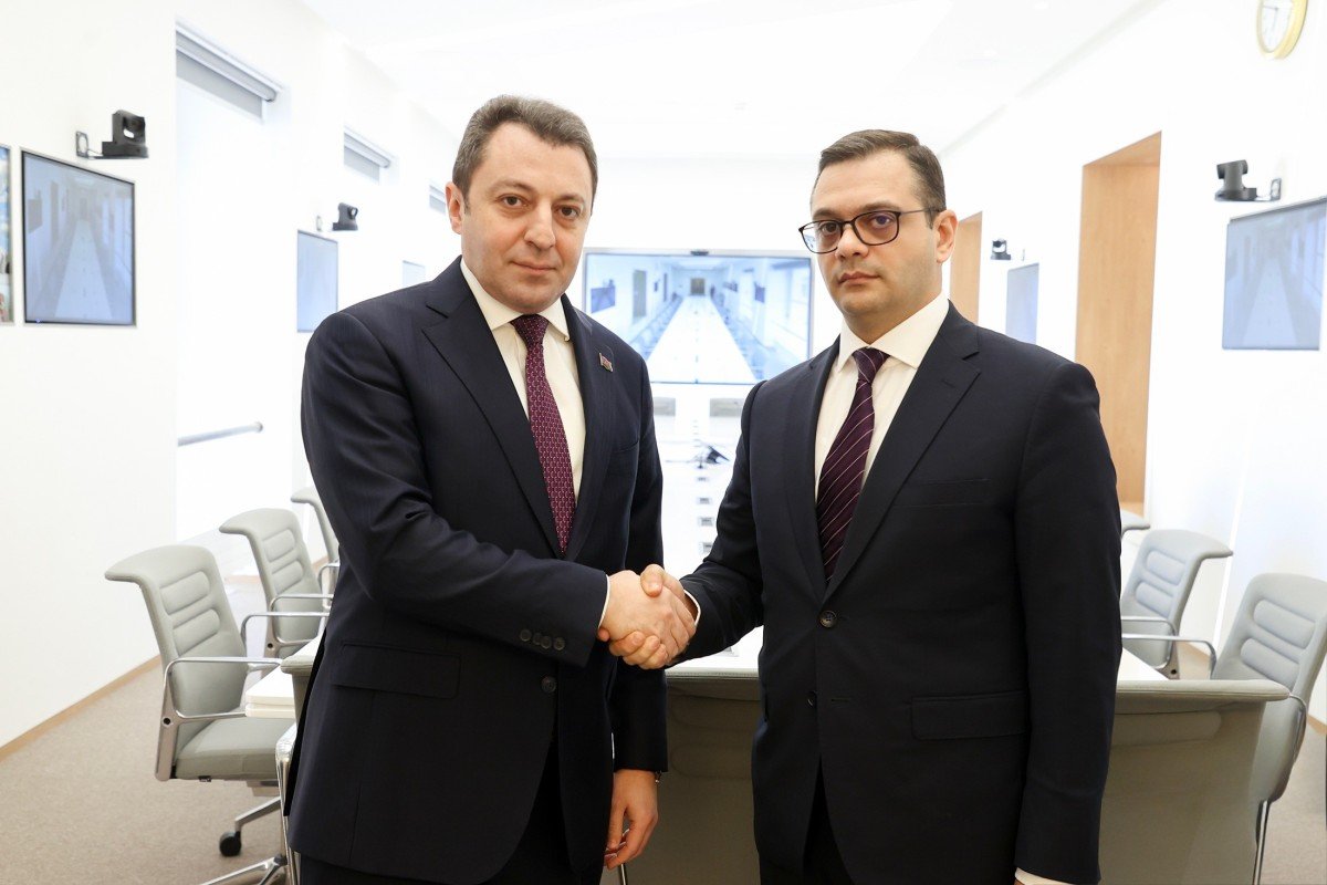 APA_agentliyi's tweet image. #Azərbaycan və #Ermənistan XİN rəhbərlərinin müavinləri etimad quruculuğu tədbirlərini müzakirə edib

Azərbaycanın xarici işlər nazirinin müavini Elnur Məmmədov və Ermənistanın xarici işlər nazirinin müavini Robert Abisoğomonyan Cenevrədə #BMT İnsan Hüquqları Şurasının 61-ci