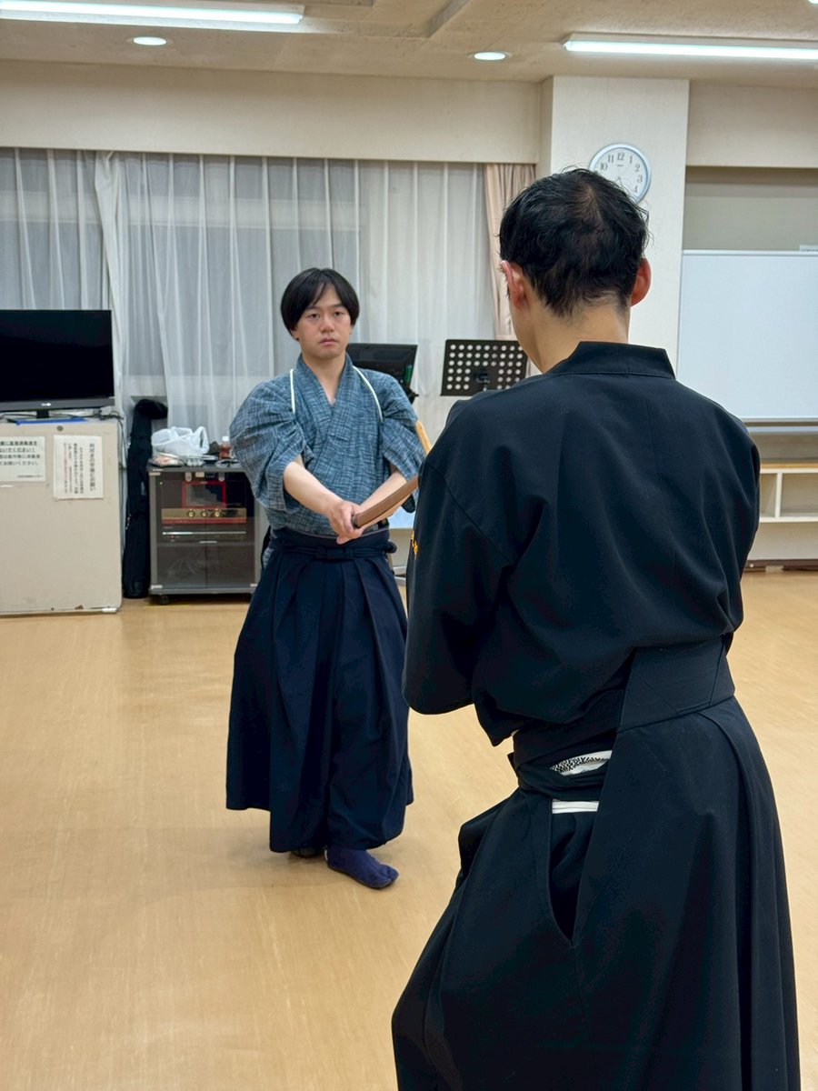 今日も天狼殺陣教室に行きました！
基礎稽古は、壮丞さん流・歩行方、組手稽古等をしました。
組手稽古は、二人一組で木刀を正眼に構え合って、片方が相手を「威圧」して退かせるワークでした。
威圧感を出すのは、モロ苦手分野じゃ～！😂😂😂
案の定、たっぷり突っ込まれました💦
負けないモン🔥🐒🔥
