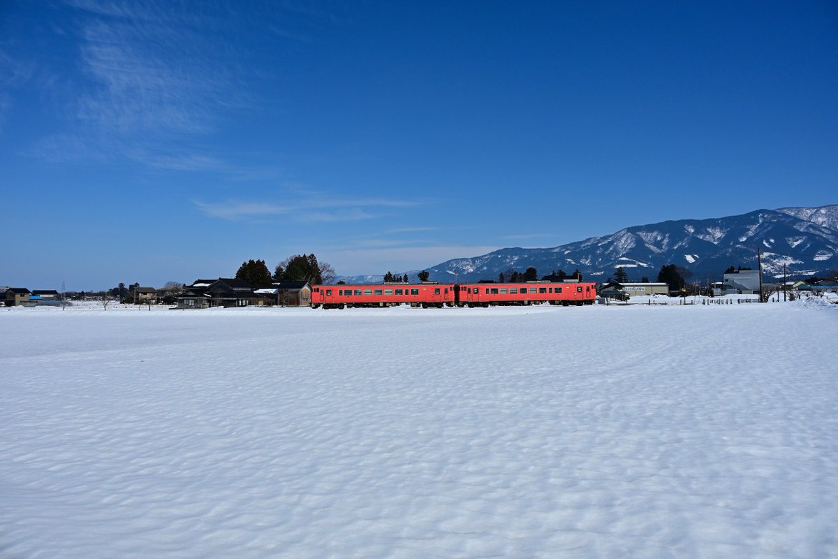 knet48511's tweet photo. 2/21(土)の朝は、運用通りなら土��日はキハ40単行ですが、キハ40+キハ40の重連でした。テストかイベントがあったのでしょうか。
お昼にはキハ40+キハ40の代走も見られました。
キハ40は、両運転台式で、1車端部にデッキ・乗降扉を持つスタイルで、原形を保っていて良いですね。

#城端線　 #キハ40 https://t.co/PqQ6QMl0jF