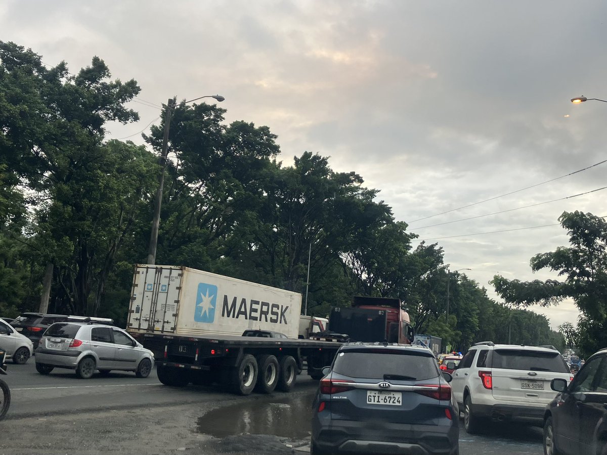 GAP571's tweet photo. @InfoViaLaCosta Mientras este vigilante está cazando patos o espantándose los mosquitos en la entrada y salida de #puertoazul la gente se desbaratan en el tráfico 🤷🏻♂�� https://t.co/QyRqv3phRd