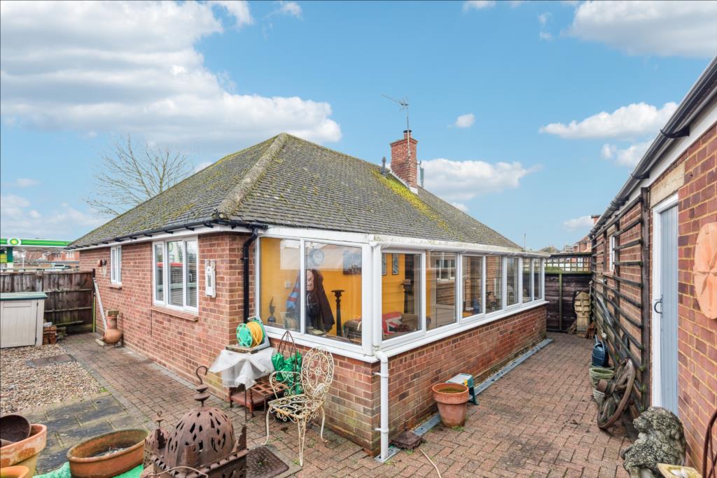 🏠Bedford Road, HITCHIN, Hertfordshire, SG5 2UQ🏠
💷GUIDE PRICE £650,000💷

🛏Located in a popular area, this charming detached bungalow offers the perfect blend of comfort, style, and practicality🛏

stonegate-estates.co.uk/Property/Detai…
