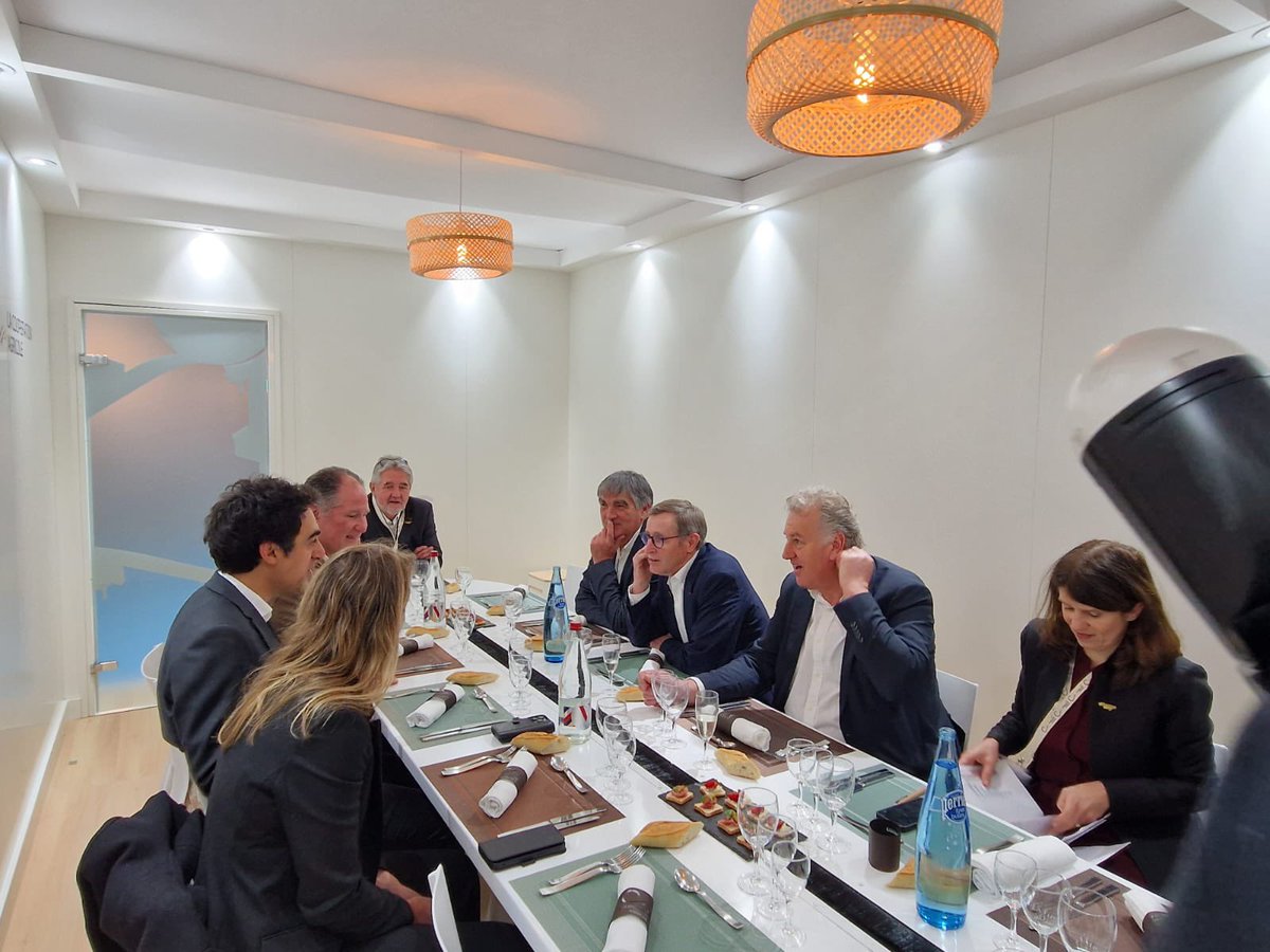 CPMEnationale's tweet photo. 🔴En direct du #SIA2026 : @AmirRT et la délégation CPME (@virginie_faivet) déjeunent avec @lacoopagricole en présence du président @ChargeDom, Denis Mathé, Olivier de Bohan, @AntoineHacard, Jean-Luc Duval, @FlorencePradier et @thibbus. https://t.co/mgTQBuxcAQ