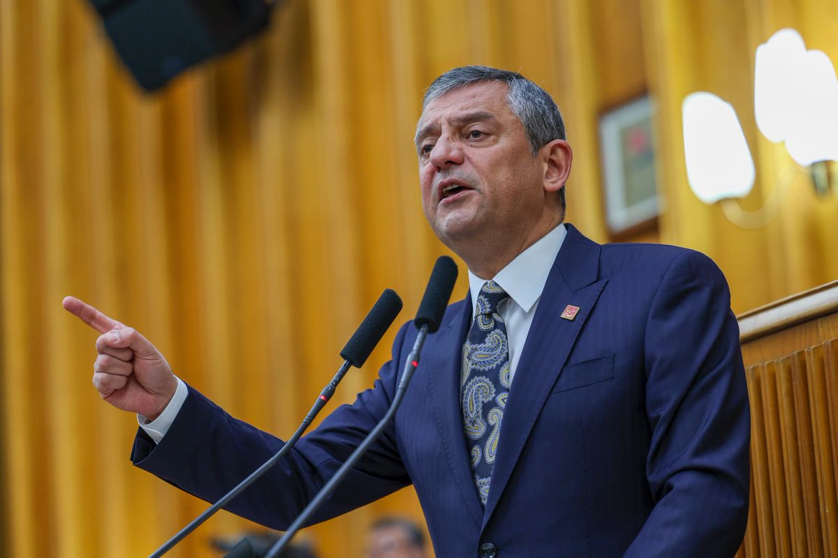 herkesicinCHP's tweet photo. Genel Başkanımız Özgür Özel, partimizin haftalık TBMM grup toplantısında gündemi değerlendirdi.

"‘Kış geçer, kurt yediği ayazı unutmaz’ demişler. Bu zor günler geçecek. 

Ama bu emekli, bu emekçi ve, bu esnaf, bu çiftçi ettiklerinizi unutmayacak, sandıkta hesabı sorulacak.” https://t.co/v1wU8pvJjY