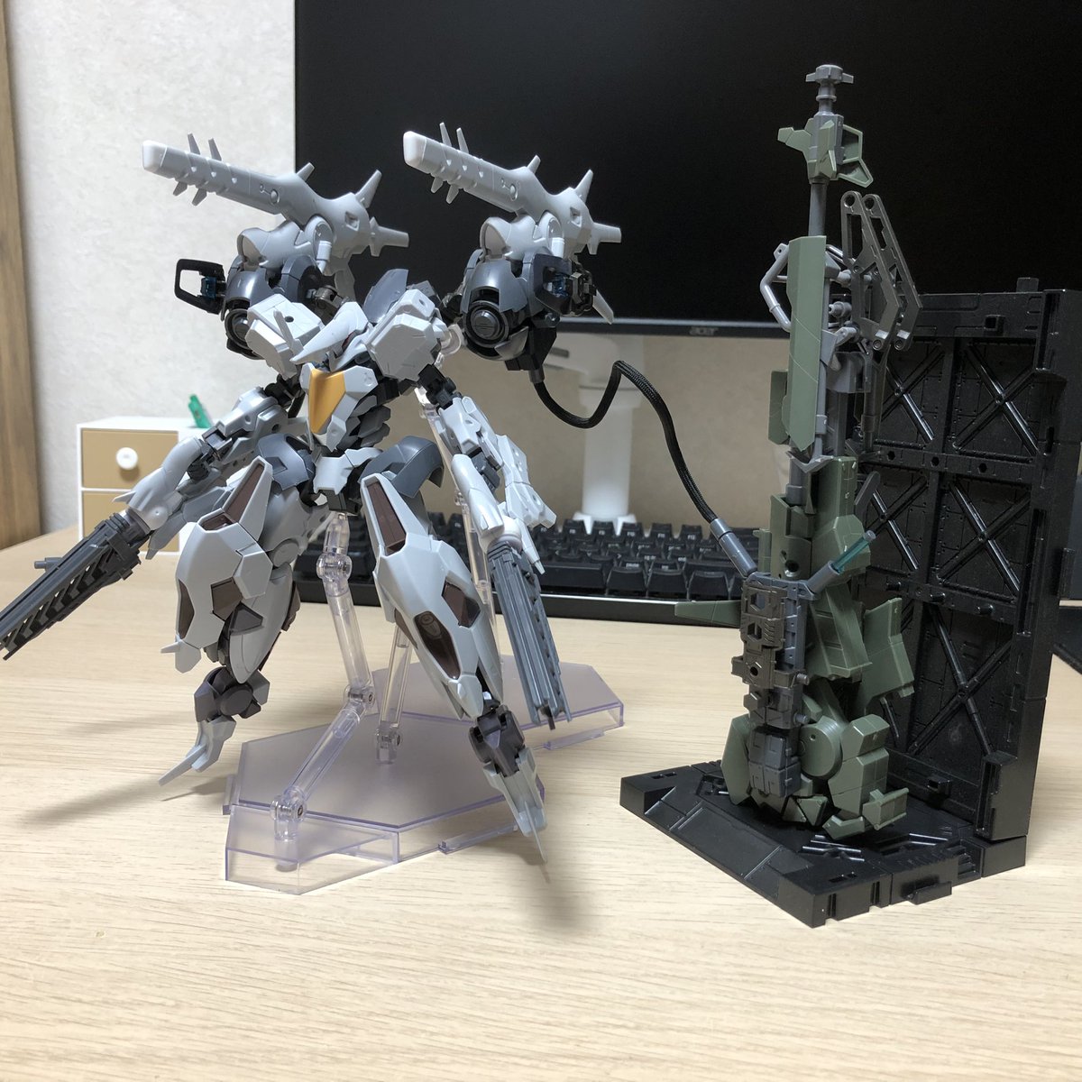 機体から出ているケーブルが武器に接続されるのとても好き。