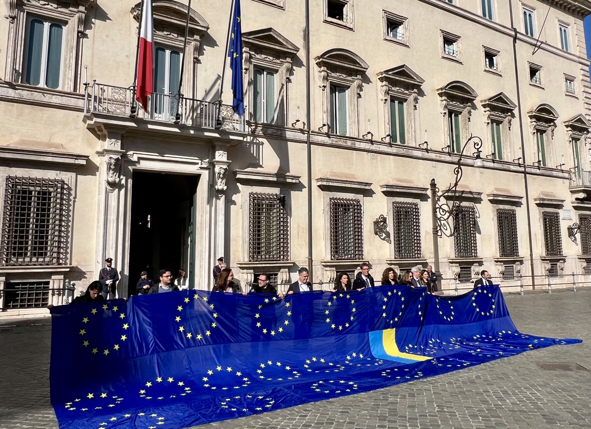 Flash mob per l’#Ucraina nel quarto anniversario dell’aggressione di #Putin. 

Davanti palazzo Chigi, tra gli altri ⁦<a href="/nomfup/">nomfup</a>⁩ ⁦<a href="/mariannamadia/">Marianna Madia</a>⁩ ⁦<a href="/riccardomagi/">Riccardo Magi</a>⁩ ⁦<a href="/LiaQuartapelle/">Lia Quartapelle</a>⁩ ⁦<a href="/PastorellaGiu/">Giulia Pastorella</a>⁩