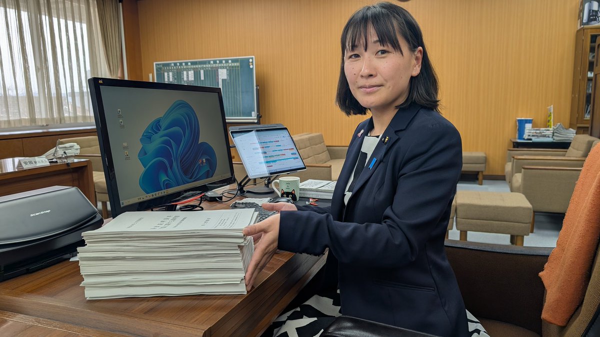 明日から２日間、
各委員会で審議する内容を積重ねてみた。

資料を比較してみるときは、タブレットだけでは不十分で効率を考えると紙も必要。
本来、完全にペーパーレス化するならサブ画面ぐらいは必要だと思う。

議会棟の議員控室にて。