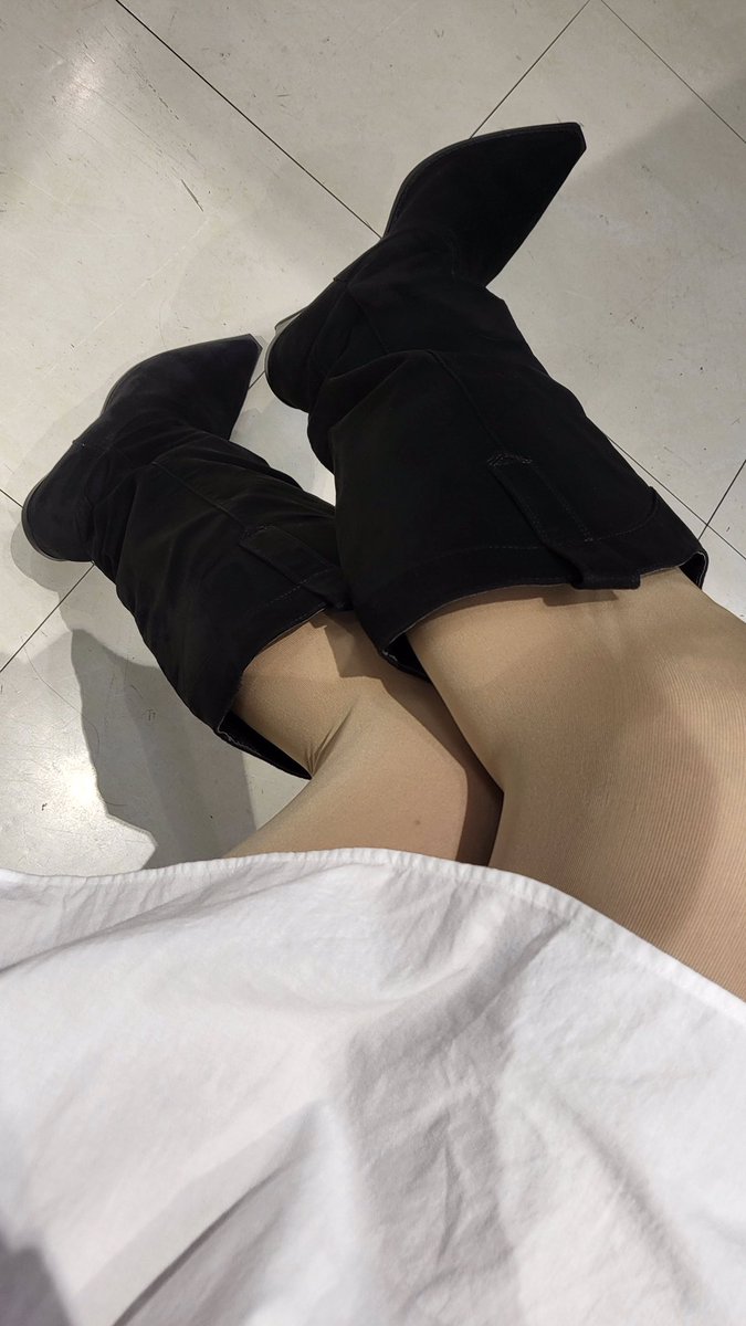 今日気温20℃くらいまであがりそうだったので半袖のワンピースに肘上のグローブ。
白いニーハイブーツ履いたけど指に出来たタコが痛くて😖爪先や甲がキツくないウエスタンブーツにしました。
メトロに乗ったらニーハイブーツ履いてる女の子いて羨ましかった。