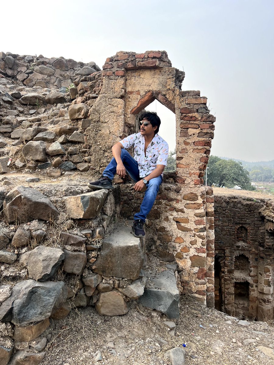 azeem19585's tweet photo. बिजौली का किला – झाँसी का भूला-बिसरा इतिहास !
झाँसी से करीब 15 किलोमीटर दूर, शहर की भीड़-भाड़ से दूर, पहाड़ी और पत्थरों के बीच बना यह किला आज भी अपने पुराने समय की गवाही देता है.

#BijauliFort #JhansiTourism #HiddenPlaces #BundelkhandDiaries #HistoryAndTravel #ExploreJhansi https://t.co/Kr6LexCzII