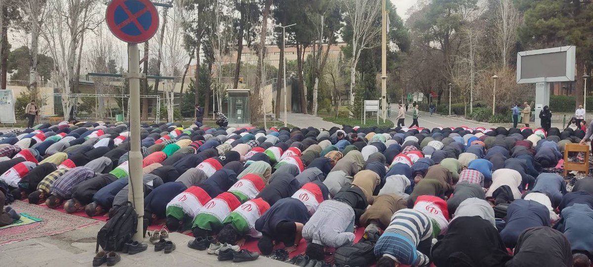 حرمت پرچم، حرمت ایران است. 
دانشجویان دانشگاه علم و صنعت دراعتراض به هتک حرمت به پرچم جمهوری اسلامی با در آغوش کشیدن پرچم ایران، نمازشان را به صورت جماعت خواندند.
 #وحوش_پهلوی 
#سلطنت_سیاه