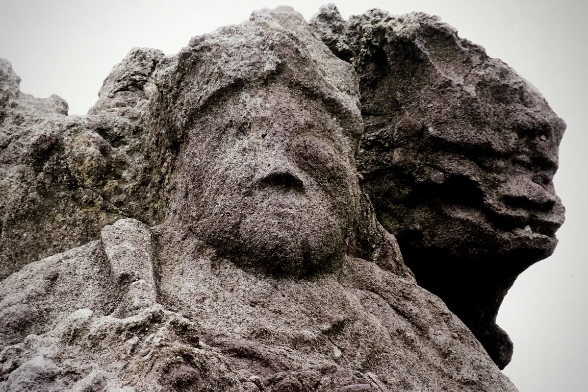 おばんです⭐️ 山形県遊佐町吹浦の十六羅漢岩🙏元治元年〜明治元年作