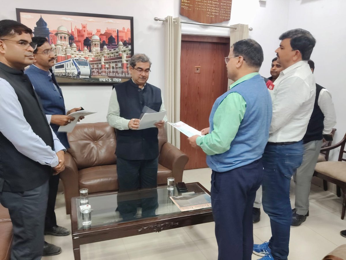 Today, our Divisional President, Com. Sudheer Tiwari, and Divisional Secretary, Com. Vibhuti Mishra, along with divisional and branch office bearers, met the General Manager, Shri Rajesh Kumar Pandey, at Lucknow and submitted a memorandum regarding various staff welfare issues.