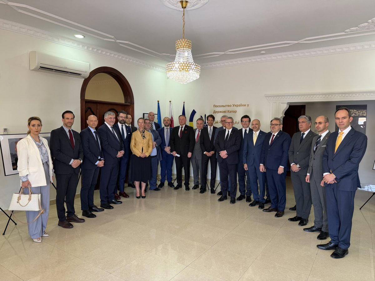 RO_Emb_Qatar's tweet photo. 🇷🇴 Chargé d’Affaires a.i. Adina Miron joined t/ 🇪🇺 DEL &amp; MS at the Embassy of Ukraine in QA in sending a message of unity and solidarity with 🇺🇦 &amp; its people in their fight for freedom, sovereignty &amp; peace.
🇷🇴 will continue its multidimensional support for 🇺🇦.
#StandWithUkraine https://t.co/fgFJ3F5dWS