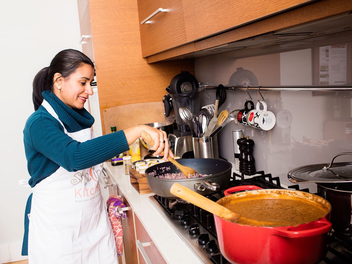 Shrishansiva's tweet photo. Evening vibes in our home 🌙✨

After a long day, it’s time to chop, cook, simmer that comforting dal-chawal or rasam, set the table with love,tidy the kitchen & create those warm family moments.

A homemaker’s quiet magic happens after sunset! 💛👩‍🍳🏡

#HomemakerLife | #EveningRoutine |#IndianHome | #FamilyFirst