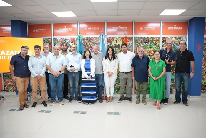 AgenciaComBA's tweet photo. 📍 Continúan los proyectos de viviendas de la PBA en Berazategui
https://t.co/d4HrlJobDc
#Berazategui #redescloacales #ComBA #agua #Batakis #redpluvial #AlumbradoPúblico @Kicillofok @BAProvincia #Kicillof @sbatakis #gas @MinHabitatPBA #Viviendas #CarlosBalor @CarlosBalorBera https://t.co/4OI1HaT5ac