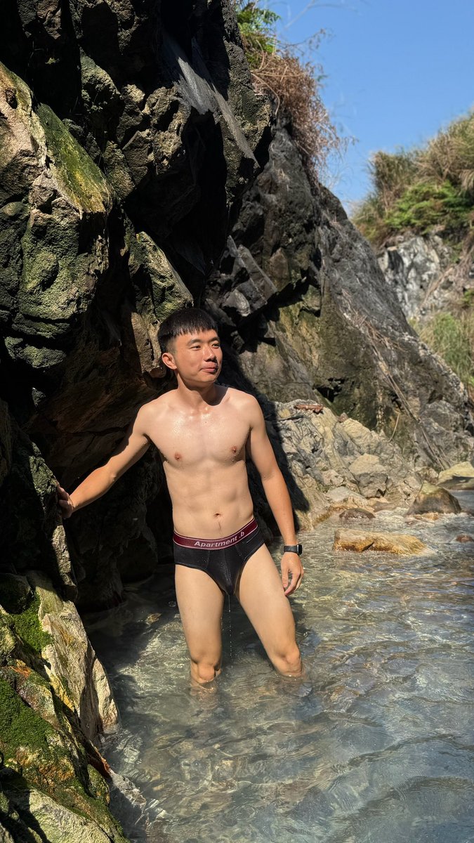 yu1223456's tweet photo. 雖然有穿,但不敢發在ig😖 https://t.co/sOHyyLxTOR