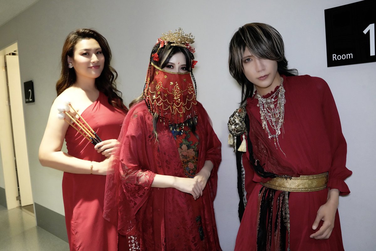 「神焰之光」東京公演が無事に終演いたしました、こころより御礼申しあげます🐦‍🔥

今回は東アジアをテーマに中華音楽を取り入れてお届けいたしました！いかがでしたでしょうか？

バックステージでの集合写真、サポートのパーカッショニスト・ユウイさんも一緒に🪭🪭🪭