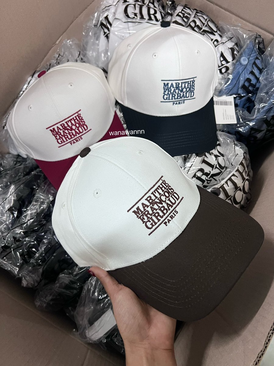 Wanawannn's tweet photo. Marithe Cap🧢 ✨

มุงค่าทุกคนนน หมวกราคาดีมาก แต่ละสีคือใส่ได้หลายลุค หยิบใส่ได้ทุกวันเลยน้าา 🌟 ป้าย clevi ราคา 690.- บาท ส่งฟรี #สินค้าพร้อมส่ง มีไม่เยอะน้า😙 https://t.co/hlBHmZCEUN