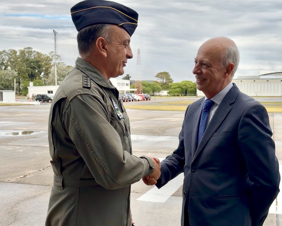 JavierGarcia_Uy's tweet photo. Hoy llegaron a Carrasco los dos primeros Súper Tucanos para la @Fuerza_aerea_uy adquiridos a Brasil en la pasada administración. Una renovación buscada durante años. Fue parte de una visión estratégica de seguridad, defensa y soberanía en nuestros cielos. La mayor renovación de equipamiento militar en las FFAA en su historia. A pesar de todo.