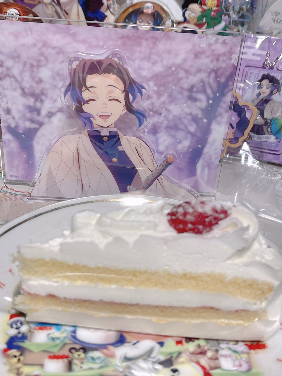 しのぶさんお誕生日おめでとう🎉🎂✨️
お祝いケーキ食べまする！！
意外としのぶさんグッズあって良き祭壇になった🥰
