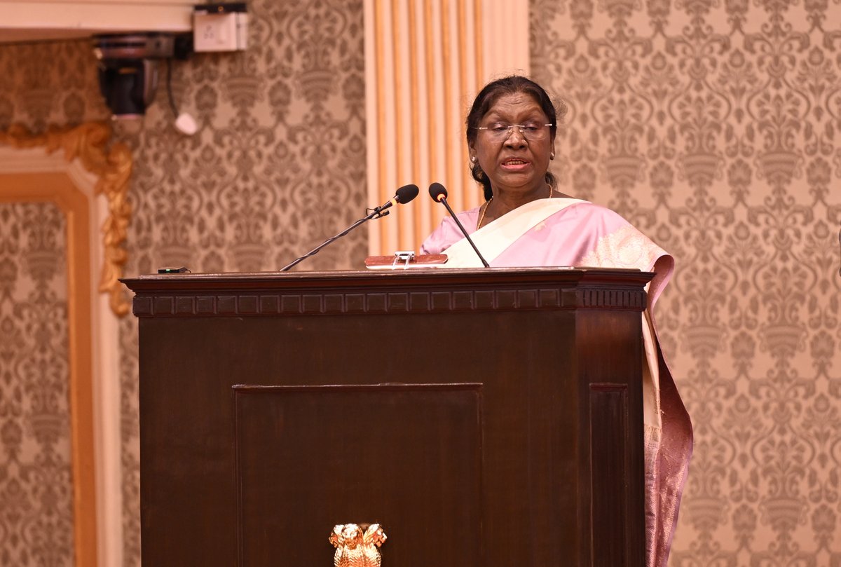 rashtrapatibhvn's tweet photo. President Droupadi Murmu inaugurated a nationwide campaign ‘Saving Lives and Building a Healthier Bharat’, being organised by PD Hinduja Hospital, at Lok Bhavan, Mumbai. The President said that healthcare is an integral part of nation-building. The health of the citizens is a collective responsibility. 'Affordable World Class Healthcare Services to All' should be everyone's mission.
