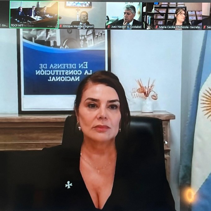 Esta es la fiscal Fabiana León. Cuestionó el ritmo del debate oral por el caso Cuadernos. Reclama un cronograma claro al Tribunal Oral Federal 7, mayor celeridad y encuentros presenciales. Basta de impunidad y privilegios para Cristina.
