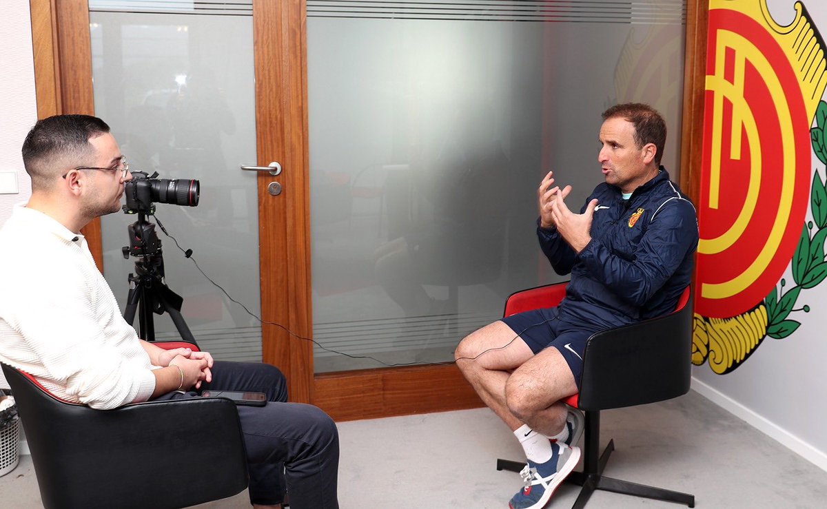 He tenido la suerte de tener contacto diario con Arrasate por motivos obvios. A parte de ser un fantástico técnico, aunque en los últimos tiempos no ha ido bien, sobre todo es persona. Deja huella por donde pasa, algo que no hace todo el mundo. Gracias por todo y suerte, míster.