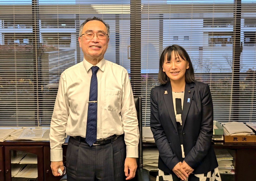 夕方は鳥取市本庁へ出向き
鳥取市長の深澤よしひこ氏と短時間の面談。

鳥取市も議会開期中。
執務室をちらっと拝見しただけですが、
資料を細かくチェックし、案件に対して丁寧に対応されているなぁと感じ、改めて尊敬。

多くの市議会議員が支持している理由がわかる。