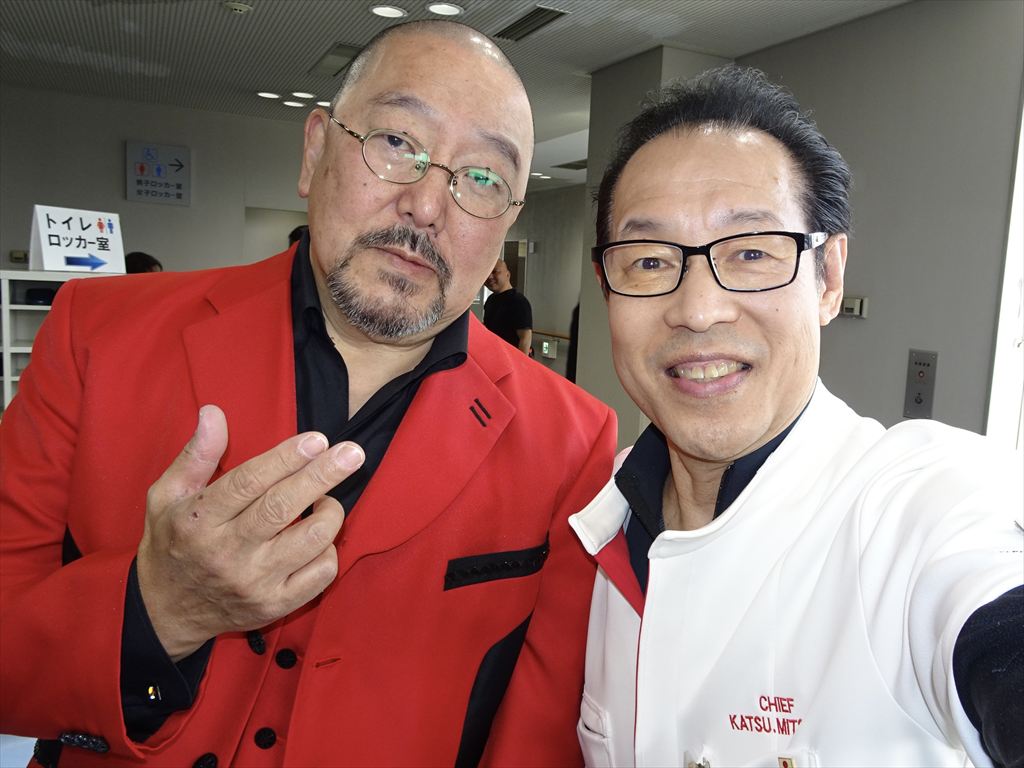 mitsuma6005's tweet photo. ドリームプロジェクト 堺プロレス大会救護　その３
長州小力さんミニライブ＾＾マグナム北斗リングアナ。音響　奥田誠弥さん。久しぶりの再会で話がはずみました＾＾時間が足りない＾＾#堺プロレス #長州小力 #マグナム北斗  #リングアナ #みつま整骨院 #豊中市 #曽根 #桜塚 #与太ばなし https://t.co/WMRoROIKeH